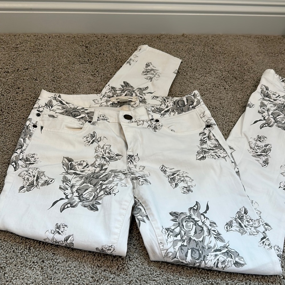 Life in progress white skinny jeans. Size 28.